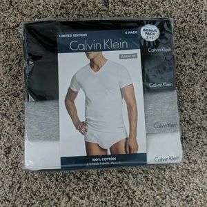 Classic fit V neck T shirts.